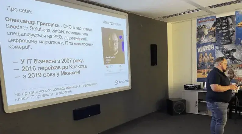 Oleksandr Grygoriev, Gründer von SEODACH, im Vortrag beim IT-Cluster Meetup München
