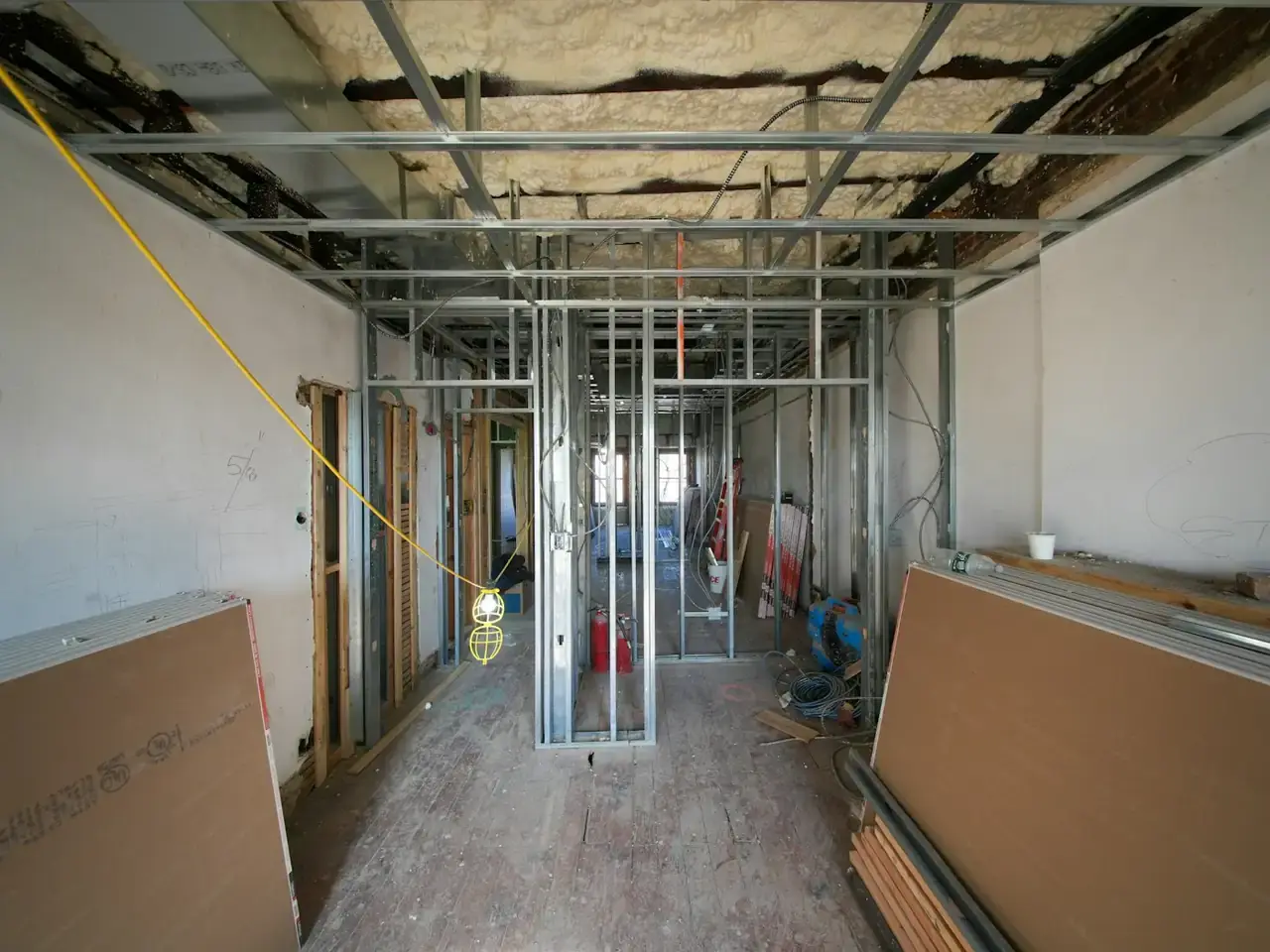 Metallständerwerk für neue Trockenbauwände in einem Altbau