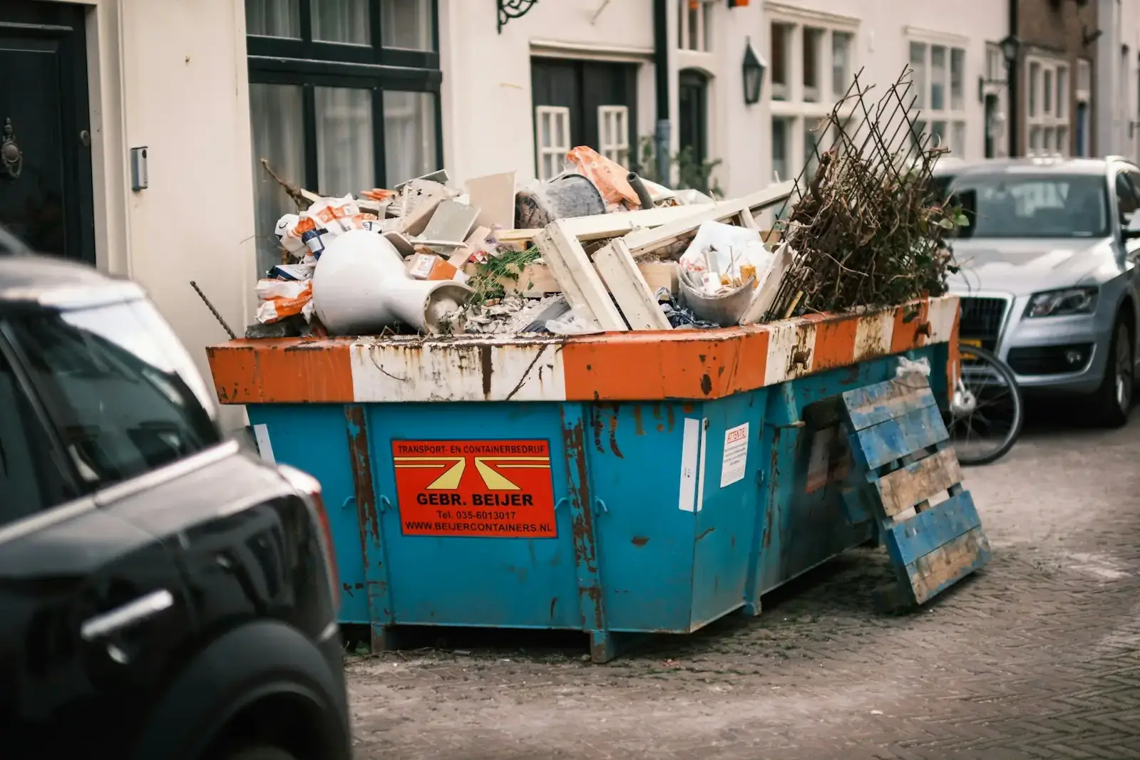 Container voller Sperrmüll vor einem Wohnhaus in der Altstadt